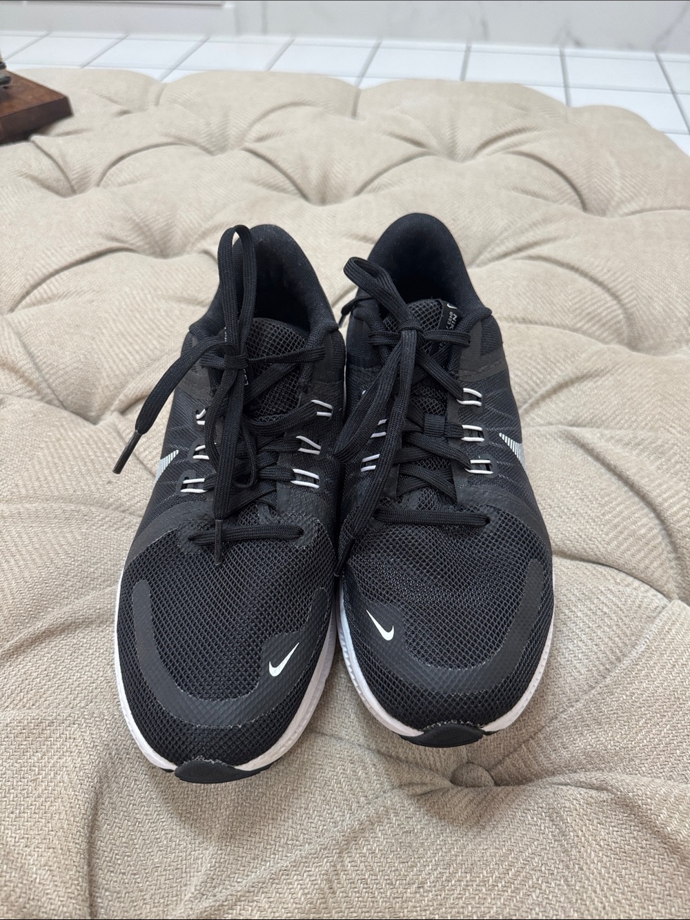 Nike women’s Black & White Mesh Running Shoes. Size 7.5 - Picture 2 of 3